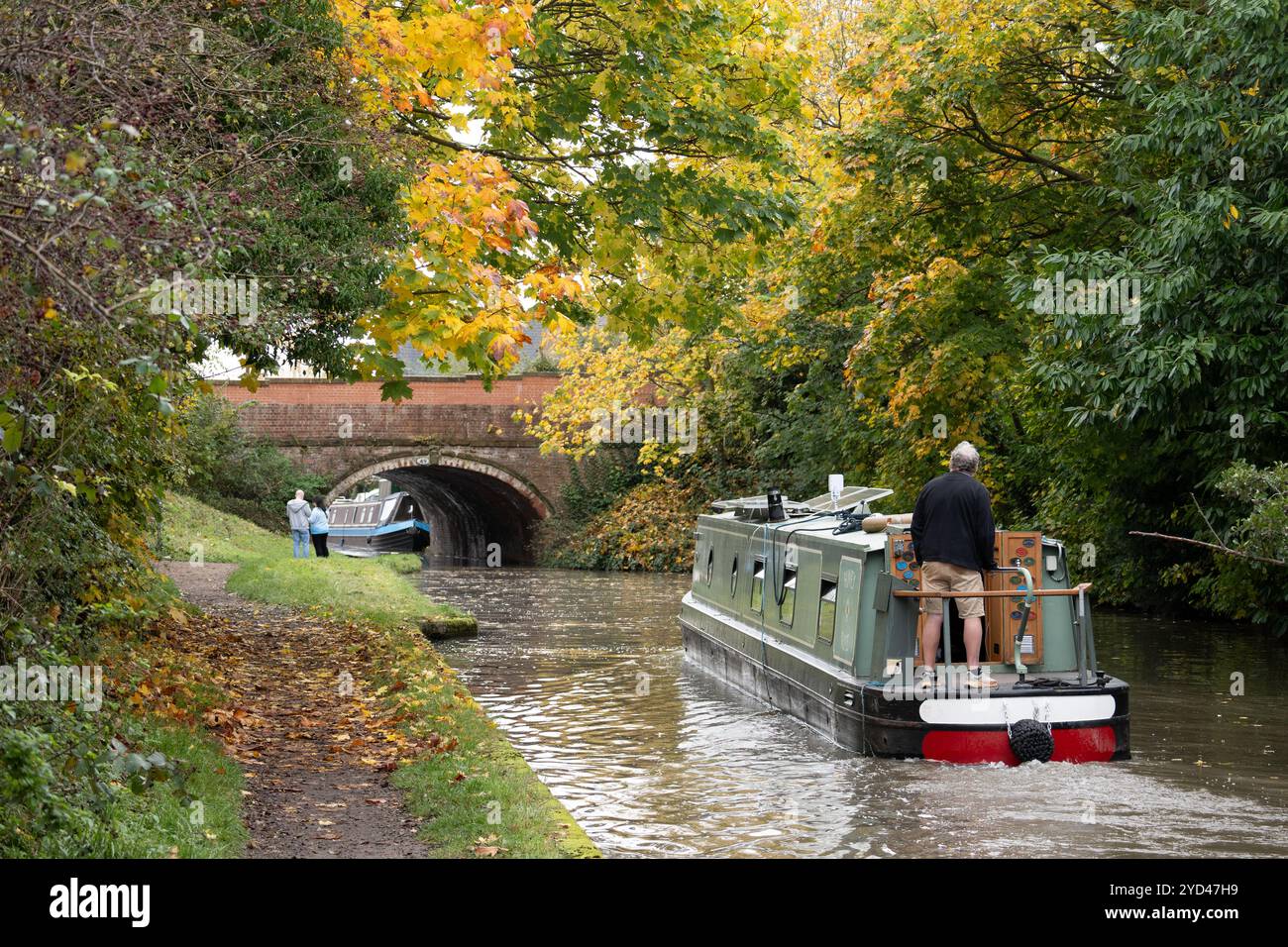 In autunno si avvicina al ponte di Coventry Road, Grand Union Canal, Warwick, Warwickshire, Regno Unito Foto Stock