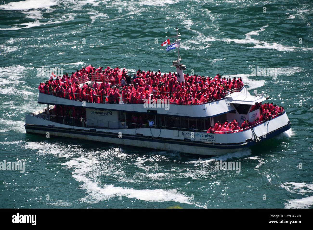 Barca turistica Hornblower Niagara Cruises alle Cascate del Niagara, Ontario, in Canada Foto Stock