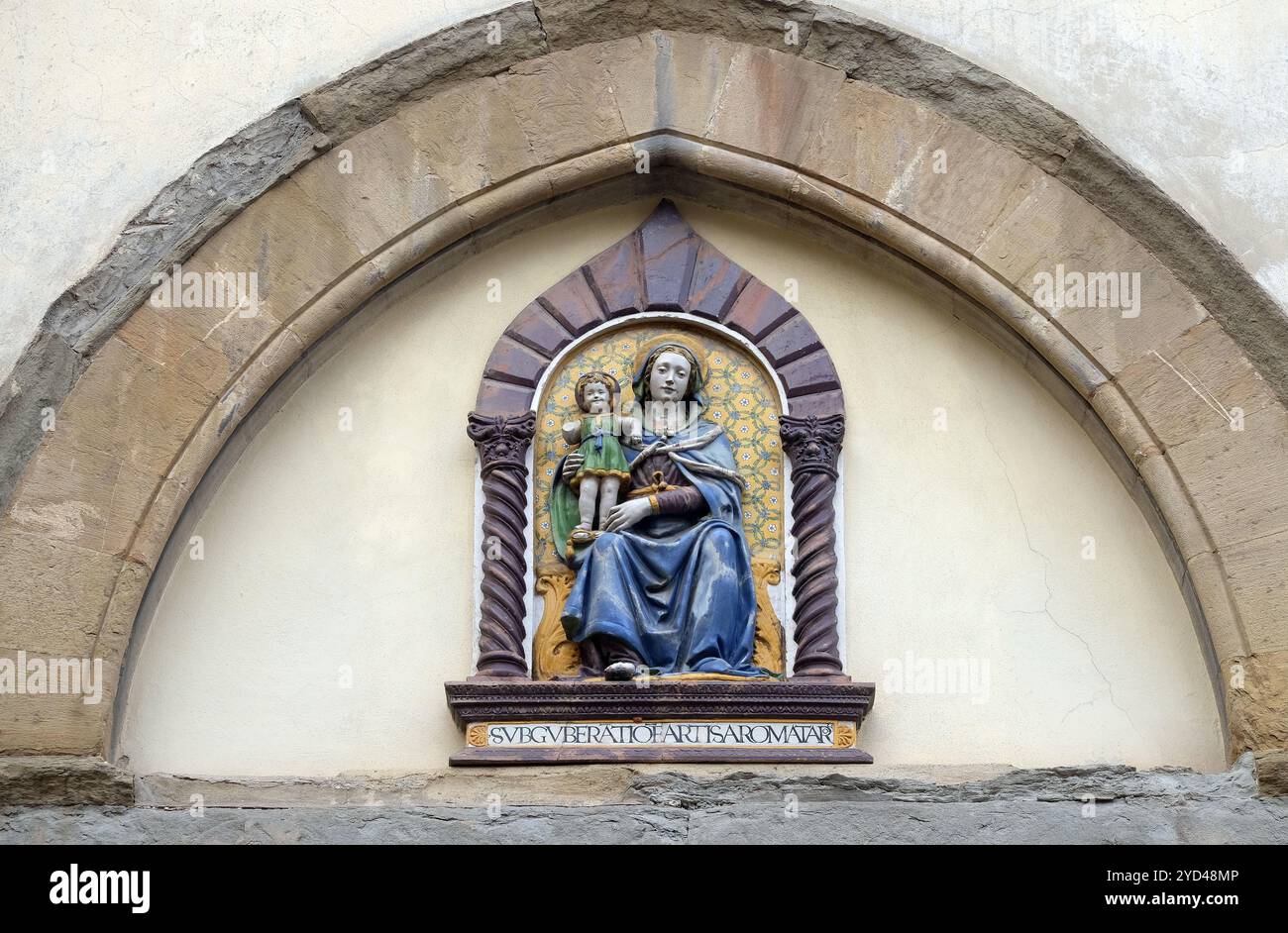 Madonna con il Bambino di Giovanni Della Robbia sul portale di San Barnaba Chiesa di Firenze, Italia Foto Stock