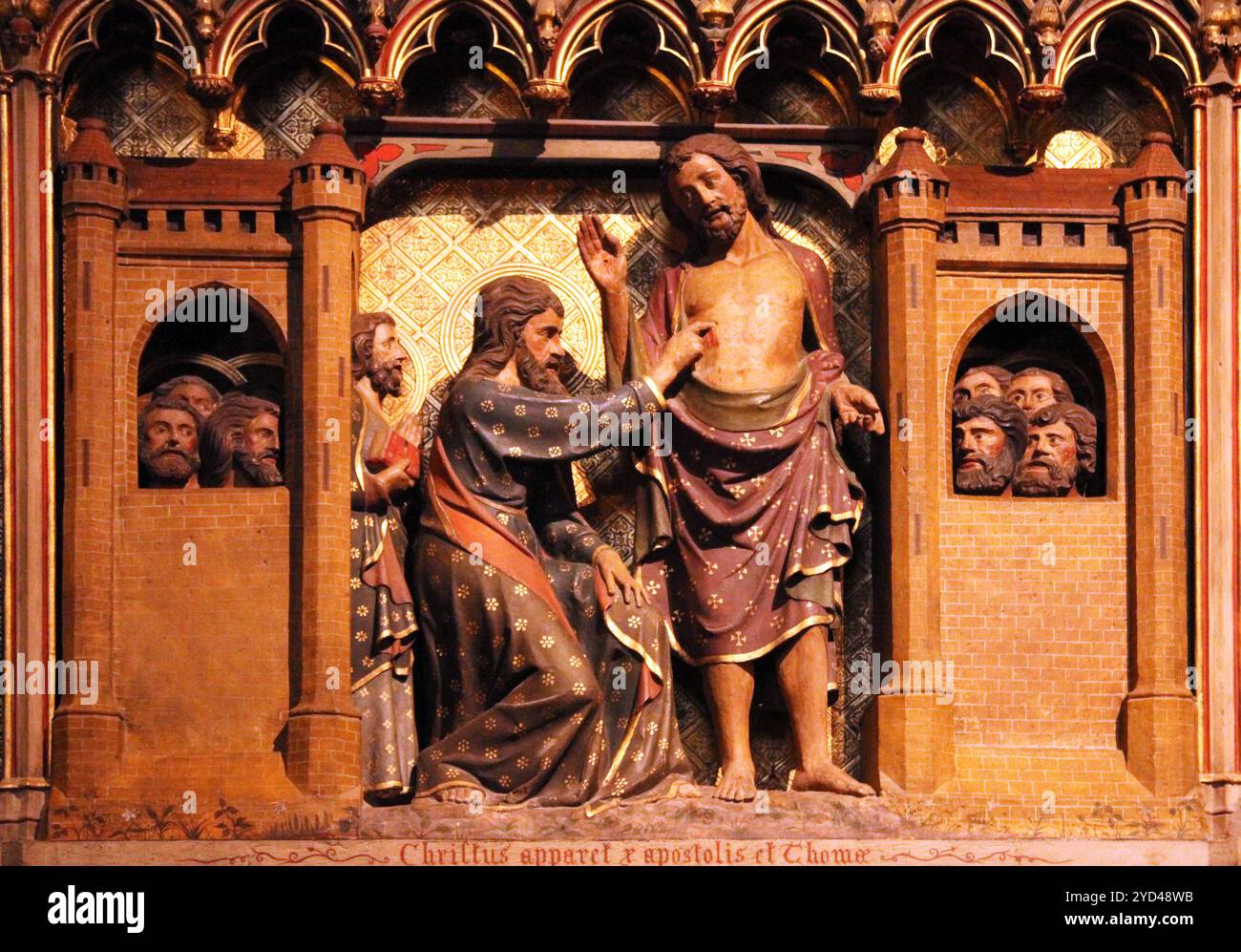 Aspetto di Thomas, fregio scolpito e dipinto all'interno della cattedrale di Notre Dame a Parigi, Francia Foto Stock