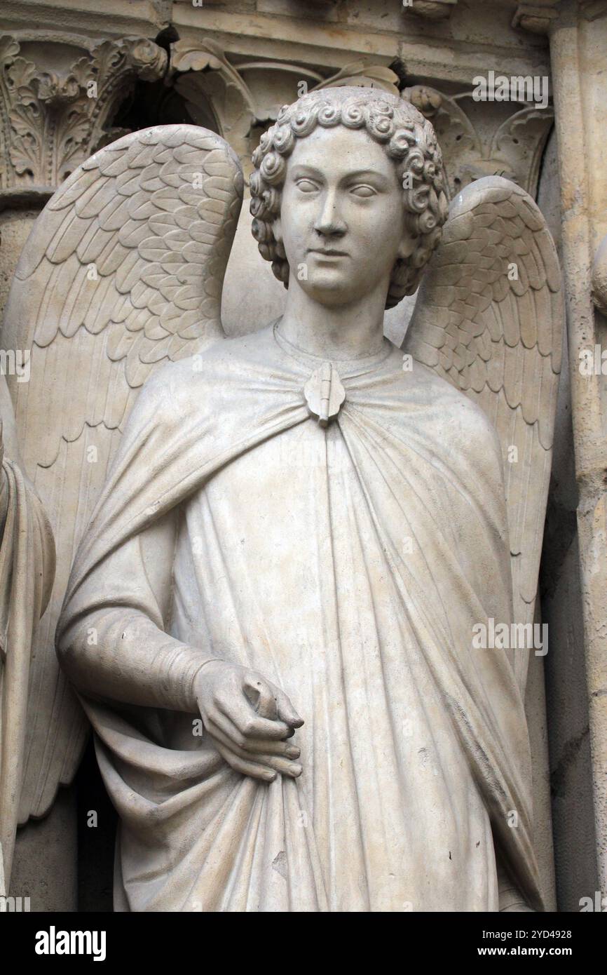 Angel, cattedrale di Notre-Dame, portale della Vergine, Parigi Foto Stock