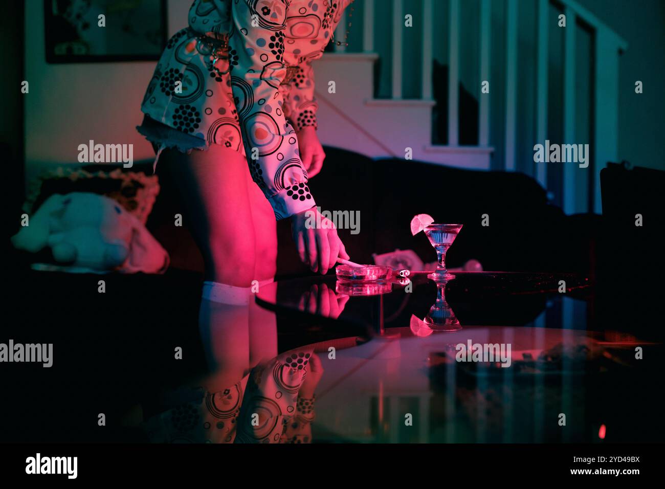 Donna Ashes sigaretta accanto a Martini Aesthetic Neon Vintage Foto Stock