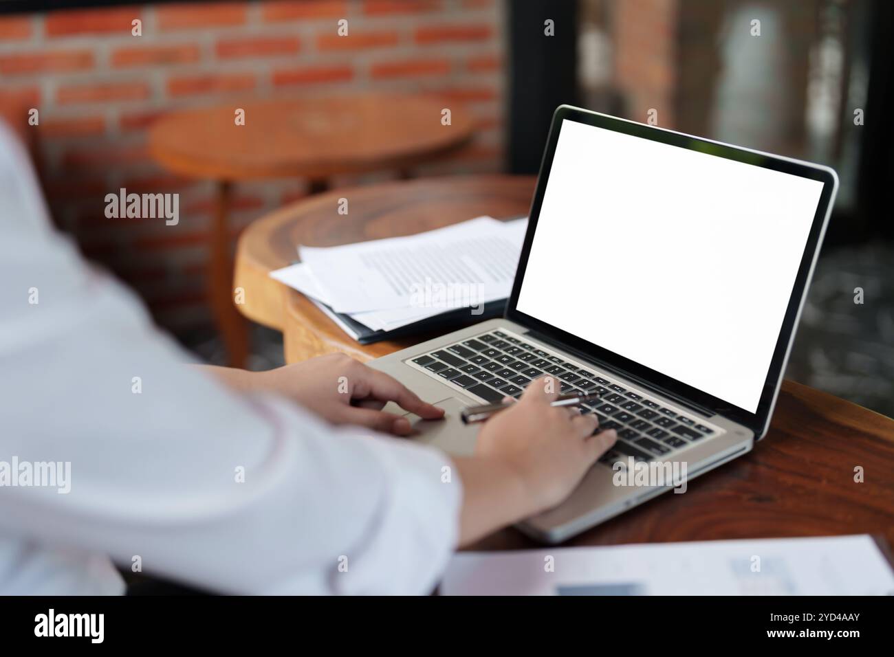 Donna con notebook bianco con schermo bianco vuoto, immagine Mockup schermo bianco del desktop. Foto Stock