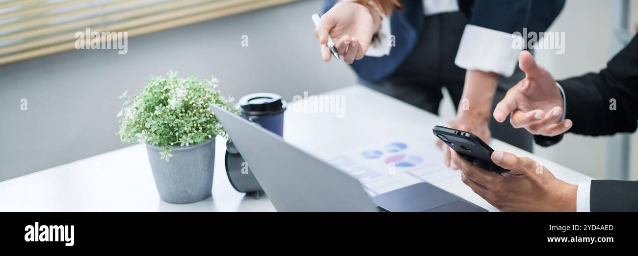 Analista aziendale che calcola i dati relativi al fatturato in ufficio. Foto Stock