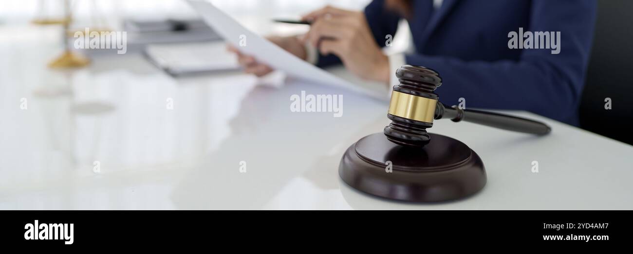 Avvocato o consulente giudiziario che legge un importante contratto legale in carica. Foto Stock