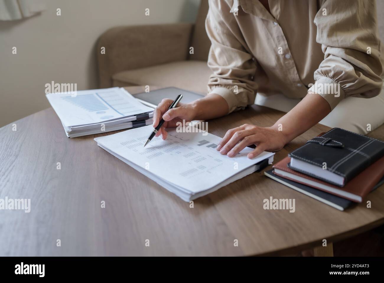 Immagine di donna calcolare la fattura fiscale a casa, riassumendo le tasse, planando il denaro. Foto Stock
