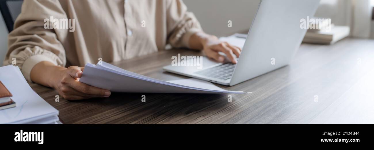 Immagine di donna calcolare la fattura fiscale a casa, riassumendo le tasse, planando il denaro. Foto Stock
