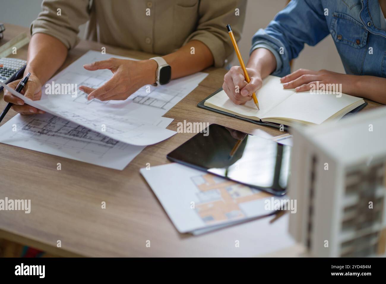 Architetti interior designer lavora con stampe e documenti blu per una casa renovationÂ per la progettazione di case Foto Stock