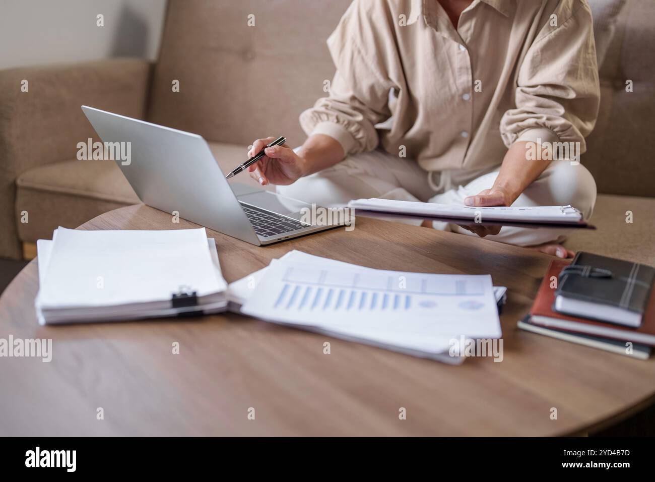 Immagine di donna calcolare la fattura fiscale a casa, riassumendo le tasse, planando il denaro. Foto Stock