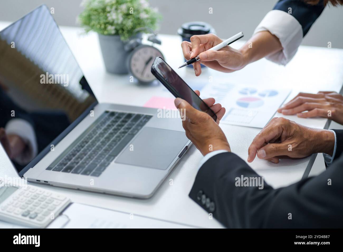 Analista aziendale che calcola i dati relativi al fatturato in ufficio. Foto Stock