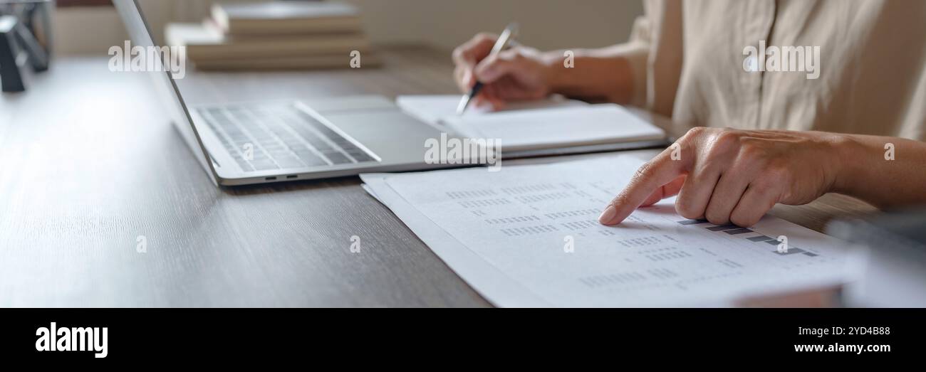 Immagine di donna calcolare la fattura fiscale a casa, riassumendo le tasse, planando il denaro. Foto Stock