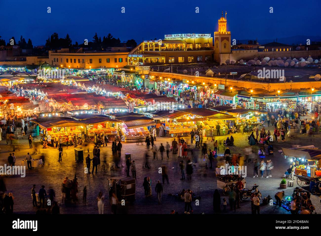 Vista notturna della piazza del mercato conosciuta come Jemaa el-Fnaa, Jemaa el-Fna, Djema el-Fna, Djemaa el-Fnaa a Marrakech, Marocco Foto Stock
