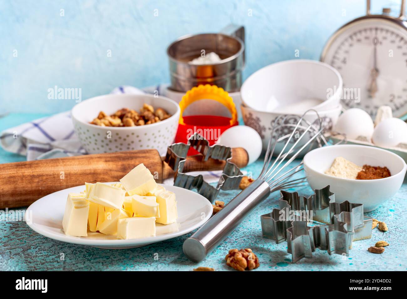 Ingredienti, spezie per preparare biscotti allo zenzero natalizio sul tavolo della cucina, attenzione selettiva. Foto Stock