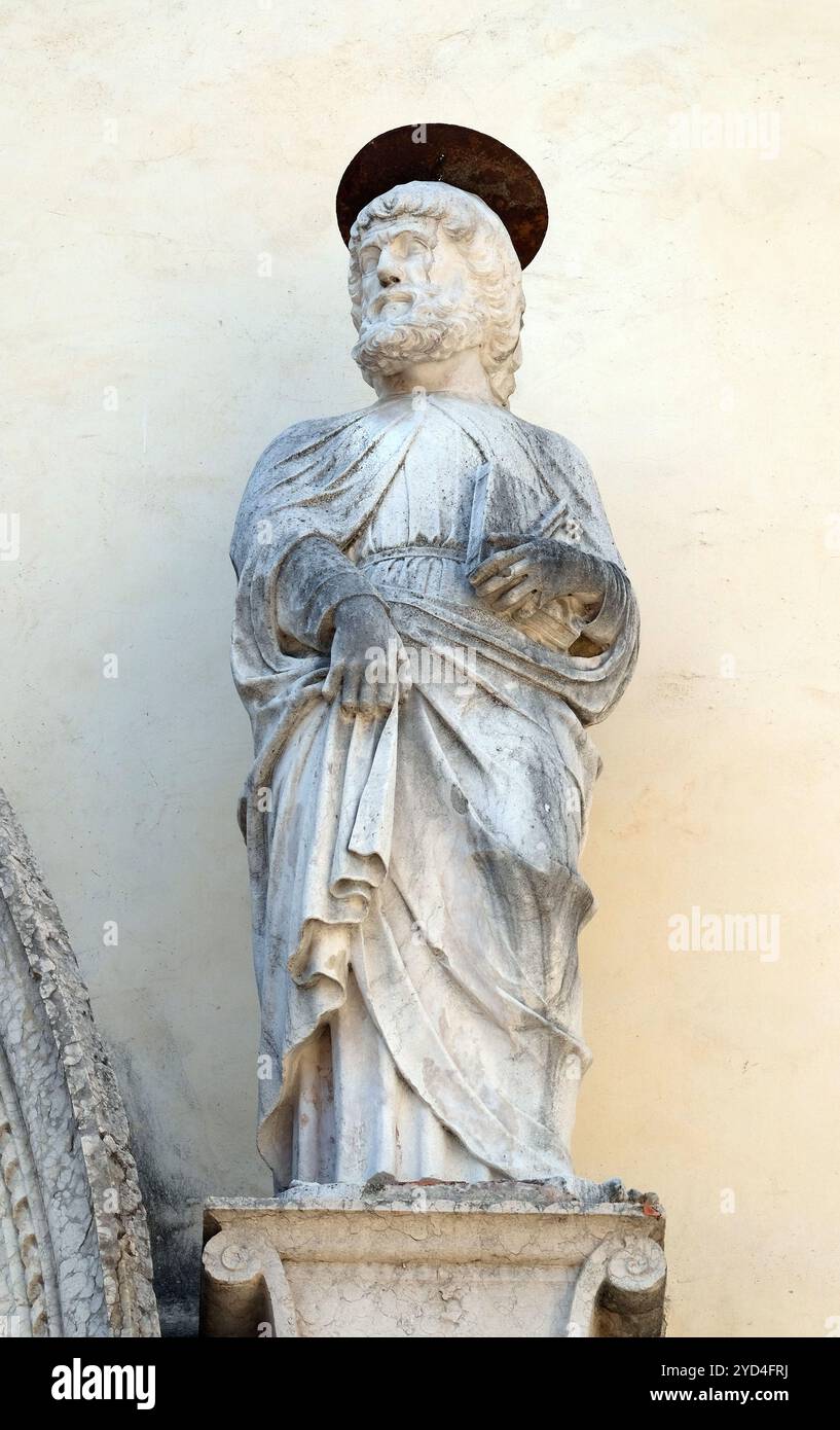 San Pietro Apostolo, statua sulla facciata del Palazzo del Vescovado, Verona Palazzo diocesano, Italia Foto Stock