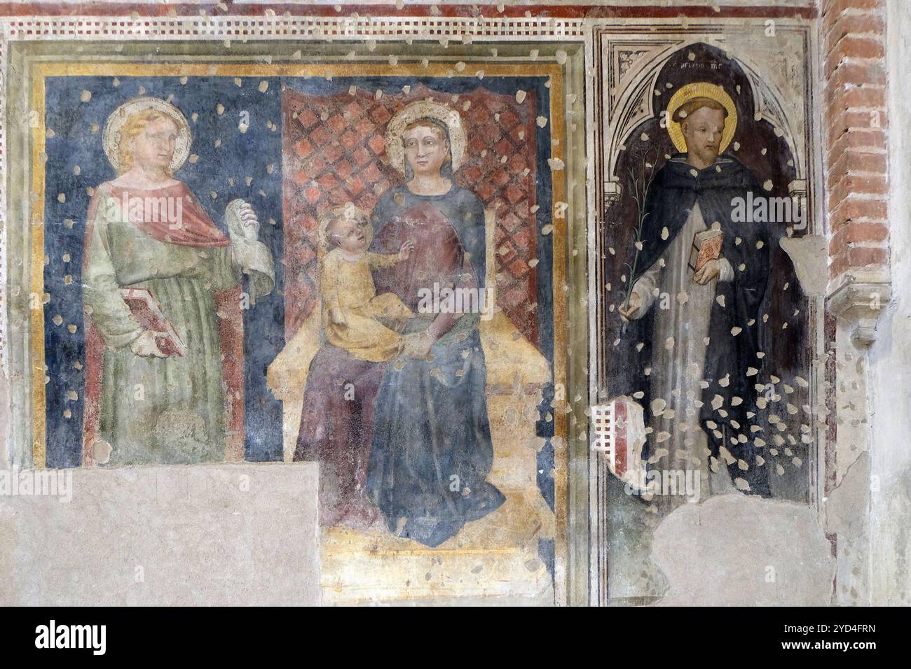 Madonna in trono con bambino, San Giovanni Evangelista e Pietro Martire affresco nella chiesa di San Pietro Martire a Verona Foto Stock