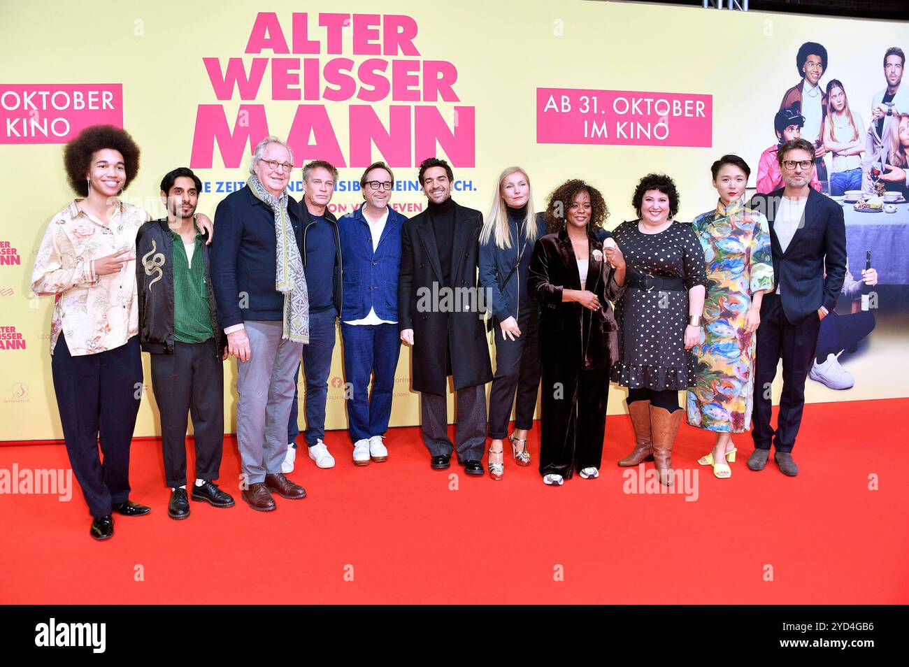 Leon Ndiaye, Juri Rother, Friedrich von Thun, Pierre Besson, Jan Josef Liefers, Elyas M Barek, Nadja Uhl, Denise Mbaye, Meltem Kaptan, Yun Huang e Simon Verhoeven bei der Premiere des Kinofilms Alter Weißer Mann im Zoo Palast. Berlino, 24.10.2024 *** Leon Ndiaye, Juri Rother, Friedrich von Thun, Pierre Besson, Jan Josef Liefers, Elyas M Barek, Nadja Uhl, Denise Mbaye, Meltem Kaptan, Yun Huang e Simon Verhoeven alla prima del lungometraggio Old White Man allo Zoo Palast Berlin, 24 10 2024 foto:Xn.xKubelkax/xFuturexImagex mann_berlin_4051 Foto Stock