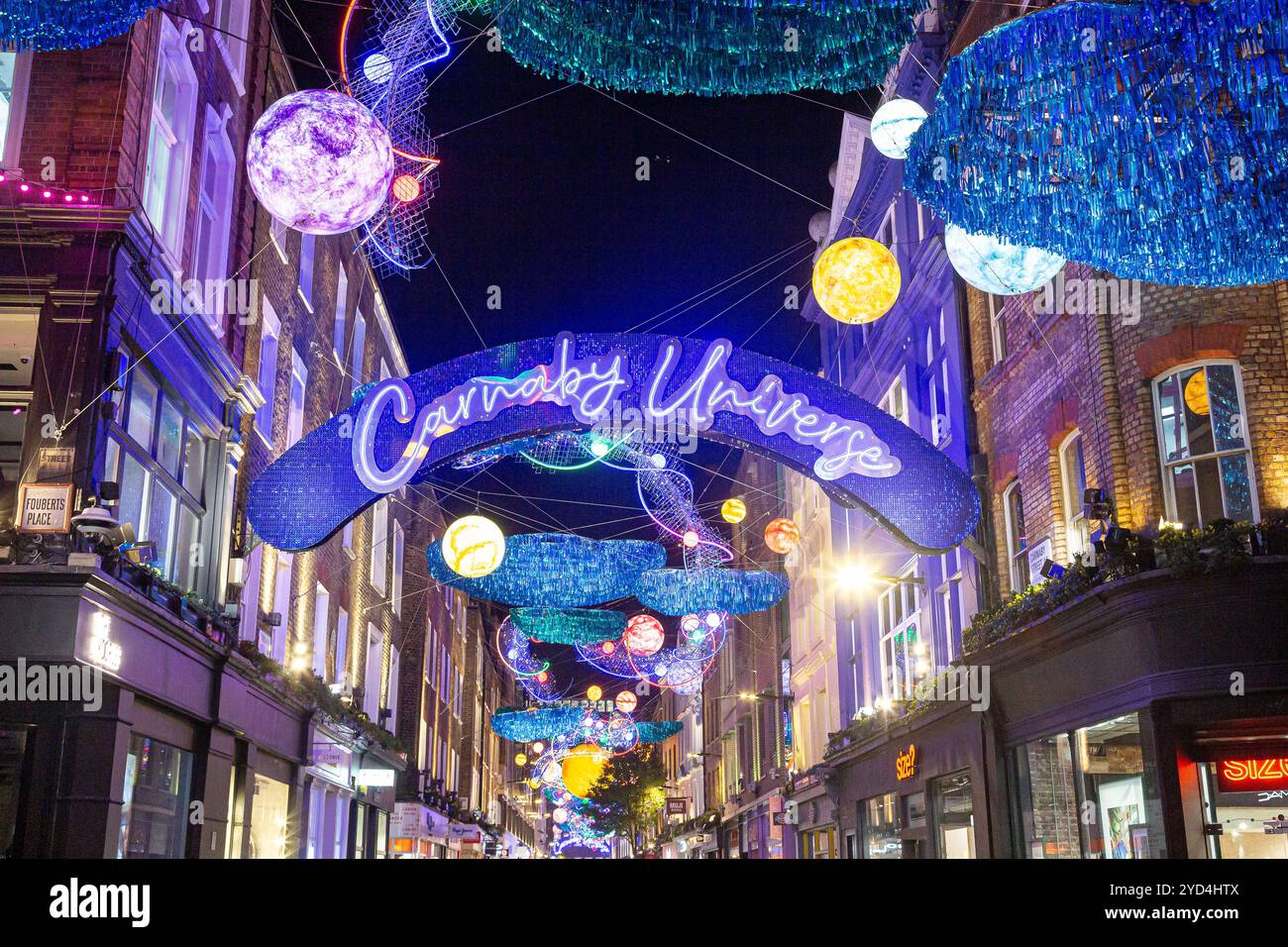 Illuminazioni notturne su Carnaby Street Foto Stock