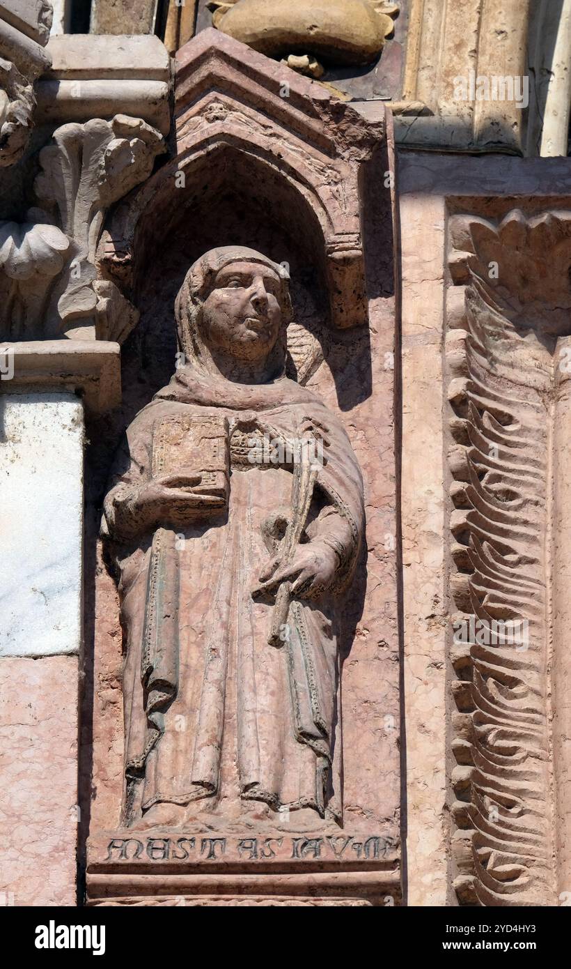 Santa Anastasia, statua sulla facciata della chiesa di Sant'Anastasia a Verona, Italia Foto Stock