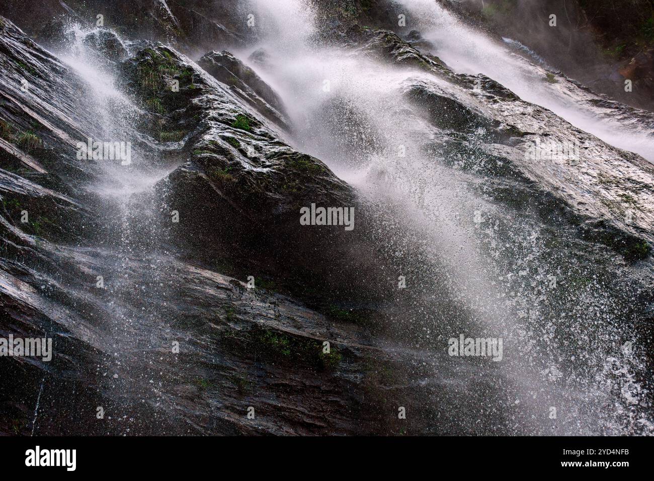 Cascata che spruzza attraverso le rocce Foto Stock
