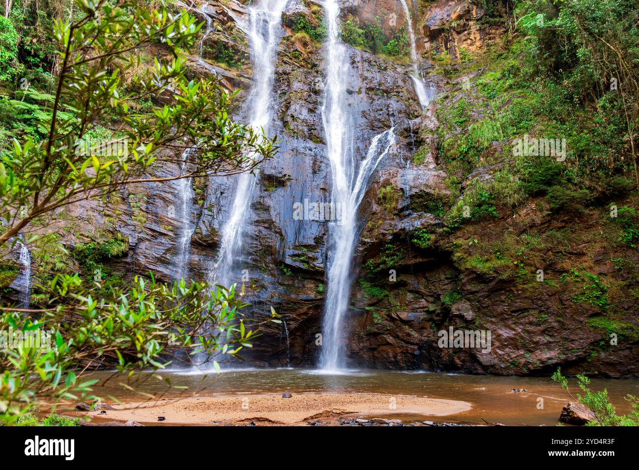 Lago formato dalle acque di una cascata Foto Stock