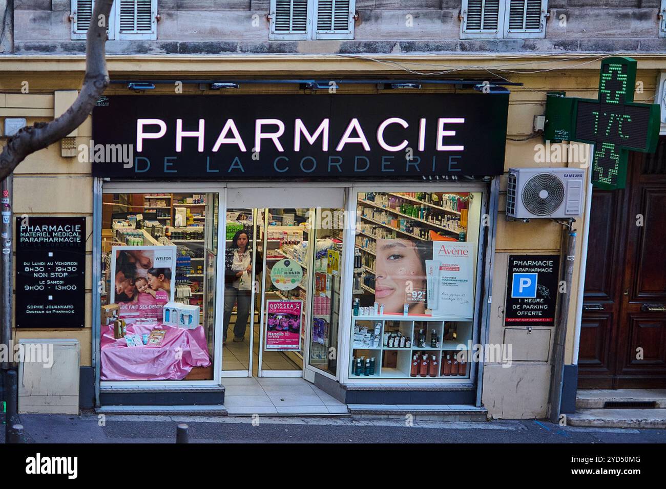Marsiglia. Francia - 24 ottobre 2025: Facciata della farmacia nella città di Marsiglia in Francia. Foto Stock