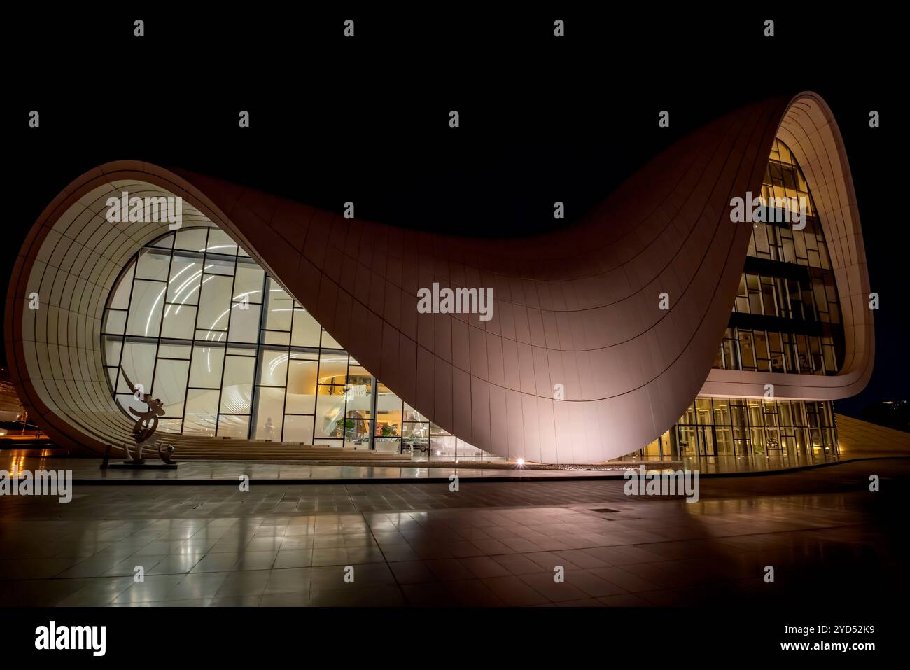 Vista notturna del complesso edilizio Heydar Aliyev Center a Baku, Azerbaigian. È stato progettato dall'architetto Zaha Hadid ed è ben noto per il suo distintivo Foto Stock