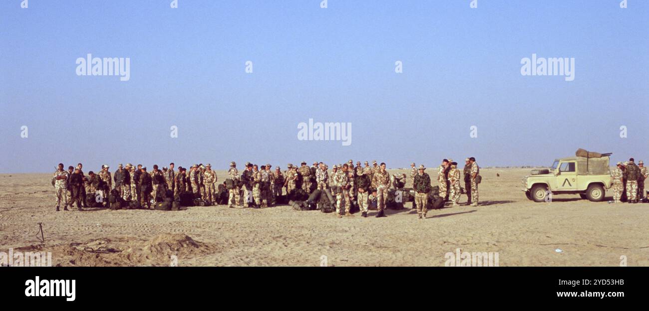 Prima guerra del Golfo: 10 marzo 1991 pronti e pieni, i soldati della 7th Armoured Brigade dell'Esercito britannico, i Desert Rats, aspettano nel deserto per esfiltrare il Kuwait dopo la sconfitta delle forze irachene nella prima guerra del Golfo. Foto Stock