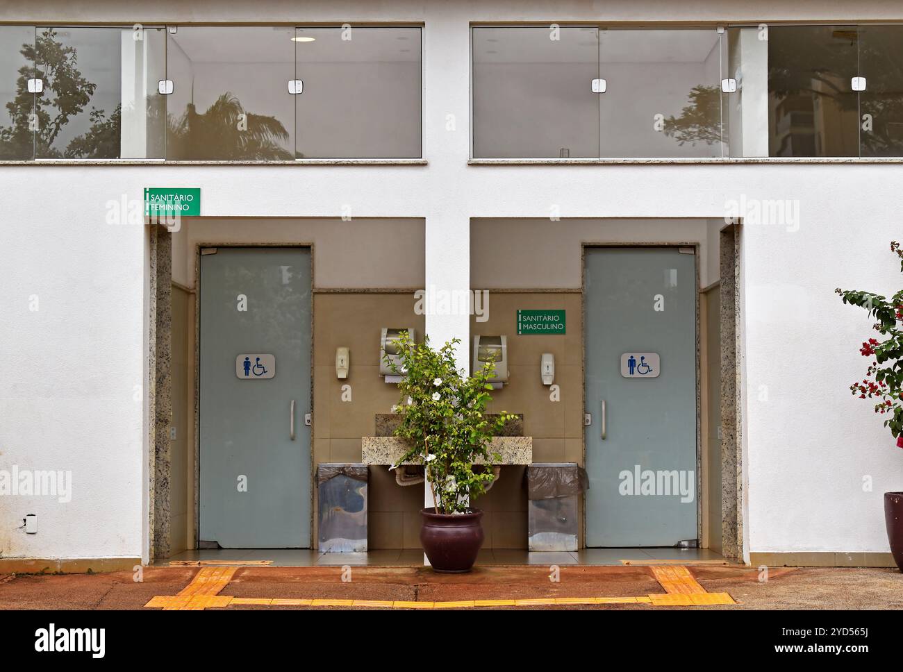 Ingresso ai servizi igienici per uomini e donne nel parco pubblico di Ribeirao Preto, San Paolo, Brasile Foto Stock