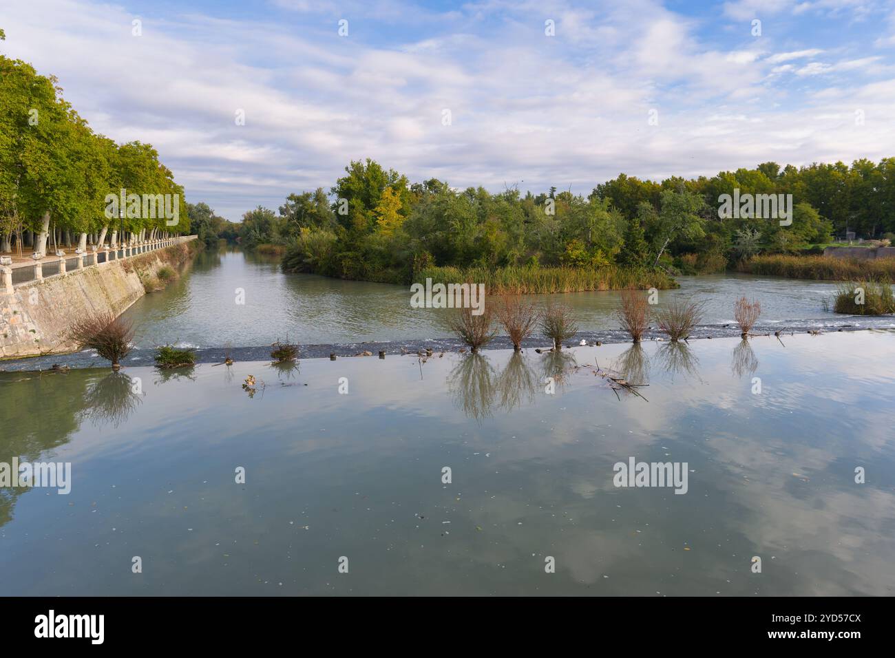 Vista del fiume Rio Ebro nella città di Aranjuez in Spagna in autunno Foto Stock