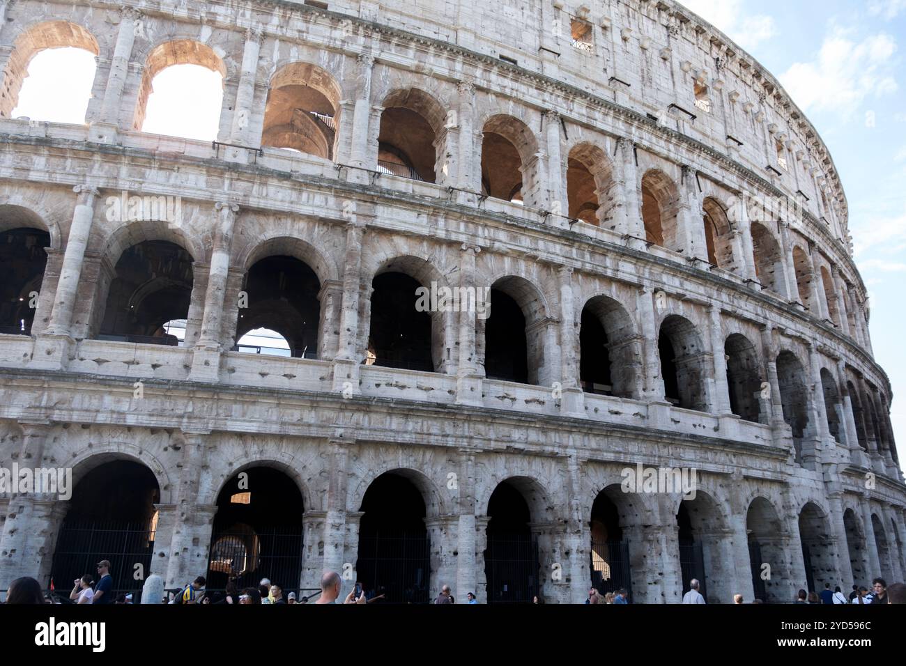 L'Anfiteatro Flavio - il Colosseo - nel cuore archeologico di Roma, Italia Foto Stock