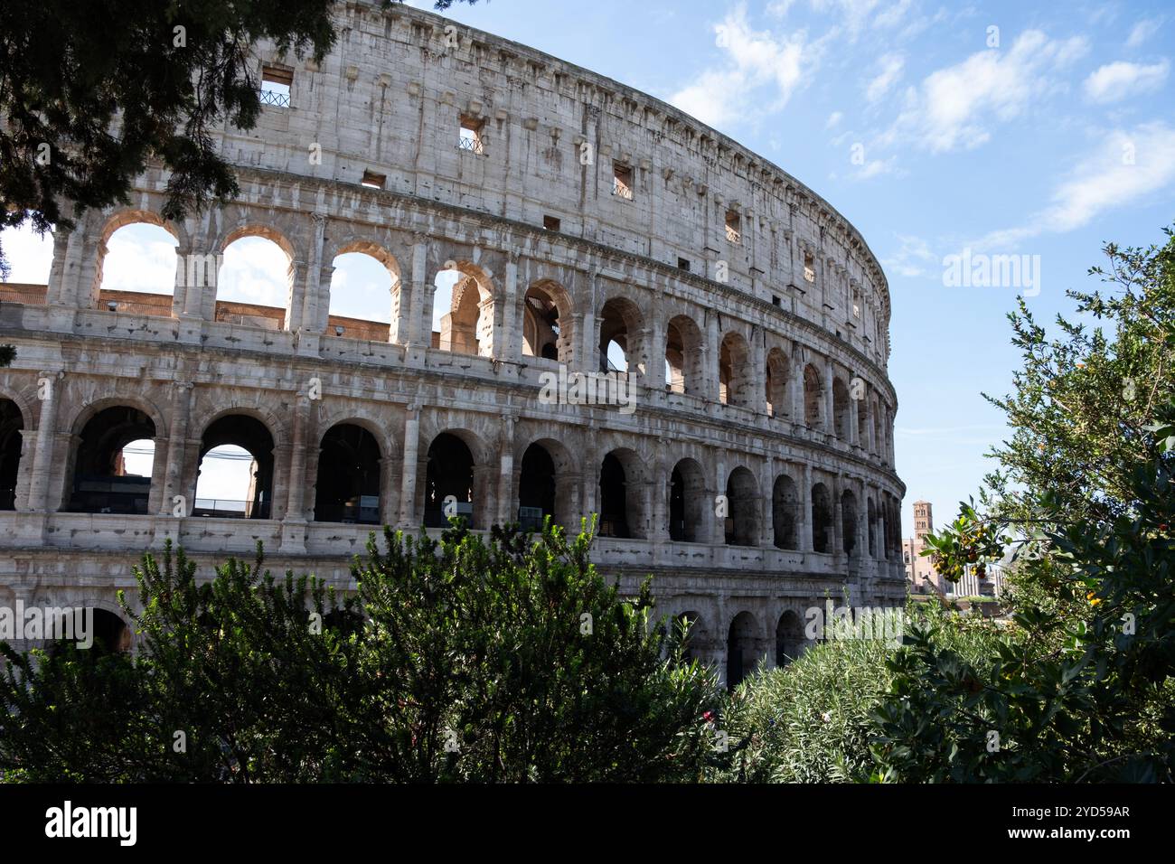 L'Anfiteatro Flavio - il Colosseo - nel cuore archeologico di Roma, Italia Foto Stock