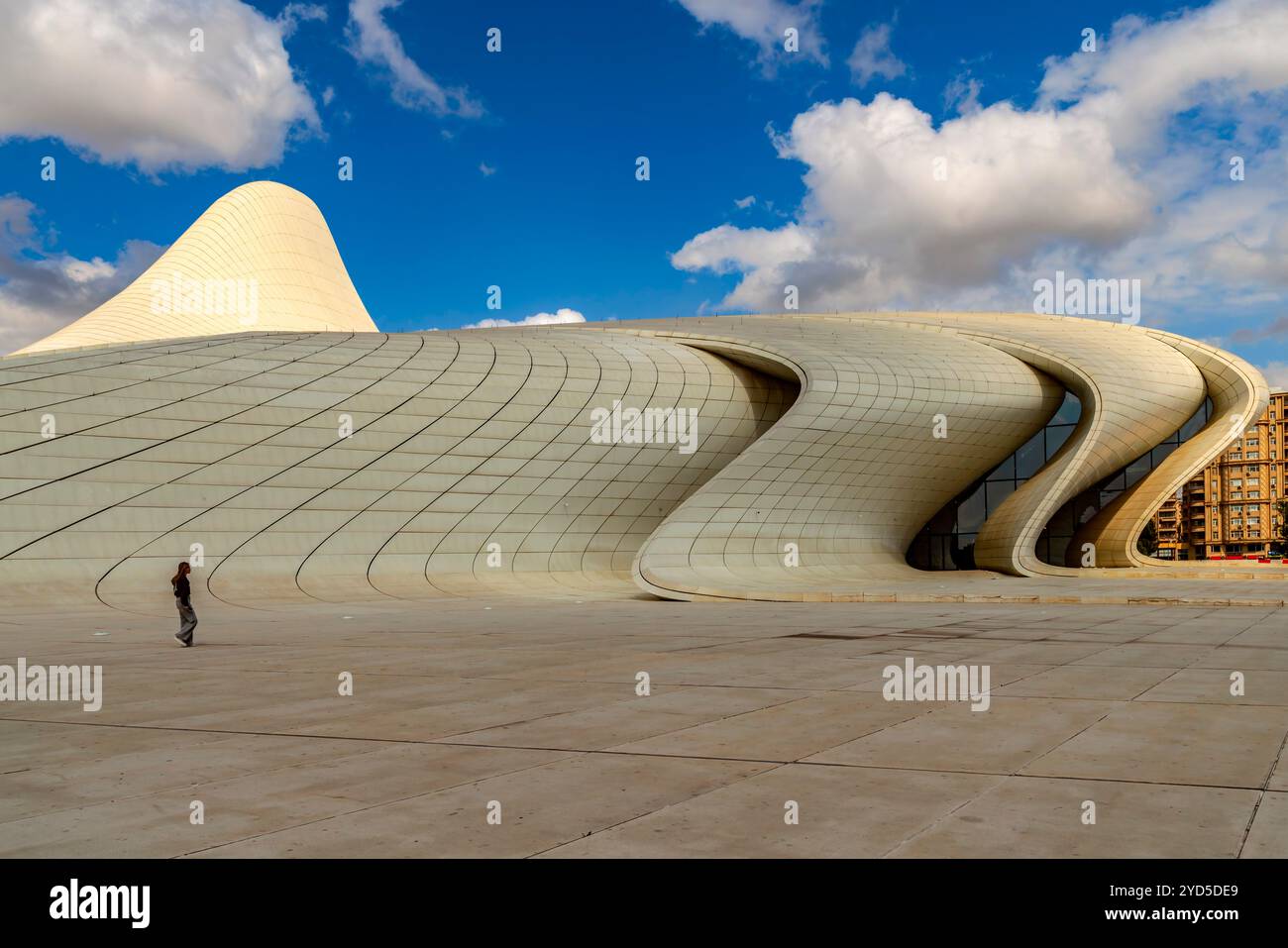 Il complesso di edifici Heydar Aliyev Center a Baku, Azerbaigian. È stato progettato dall'architetto Zaha Hadid ed è ben noto per il suo caratteristico architetto Foto Stock