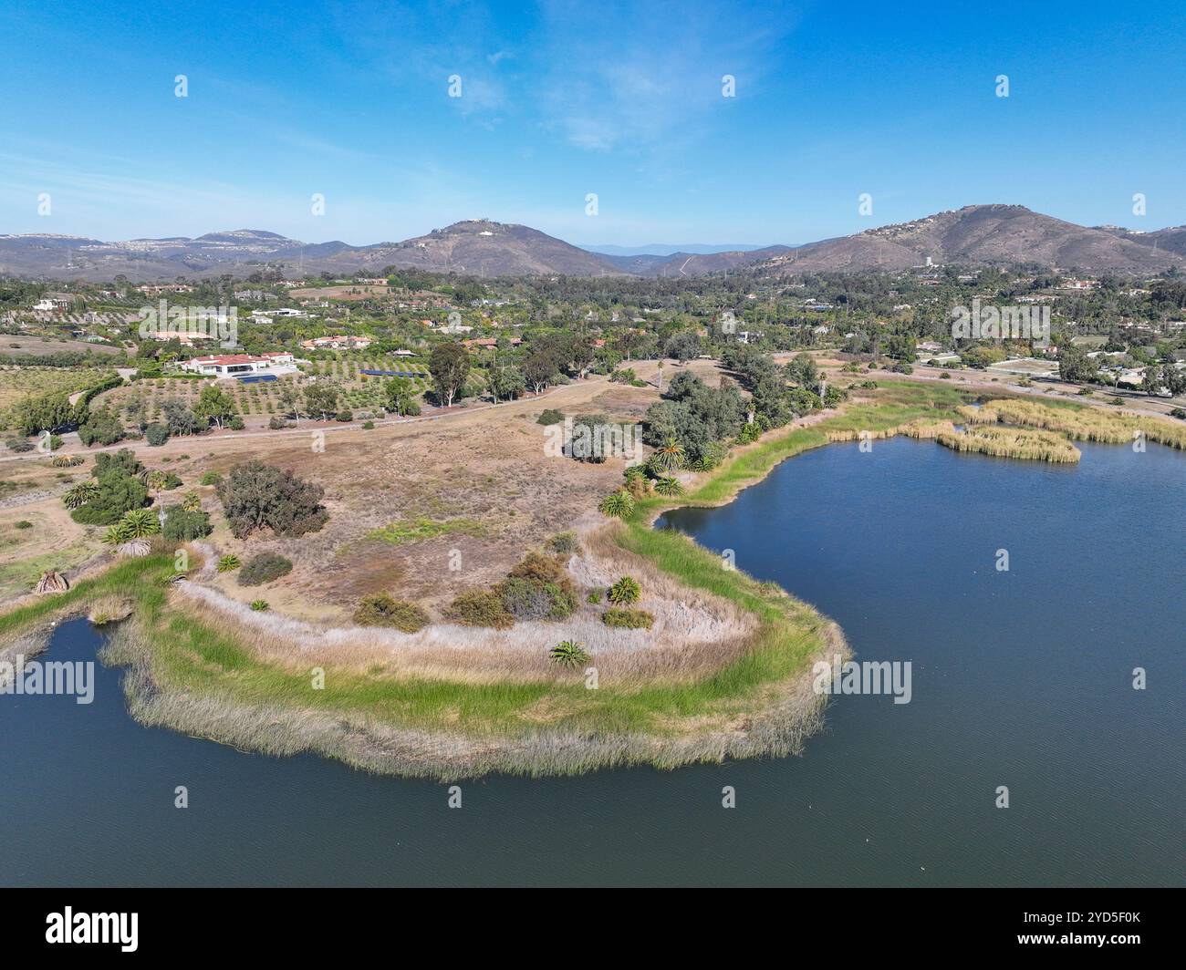 Vista aerea sul serbatoio dell'acqua e una grande diga che contiene acqua. Rancho Santa Fe a San Diego Foto Stock