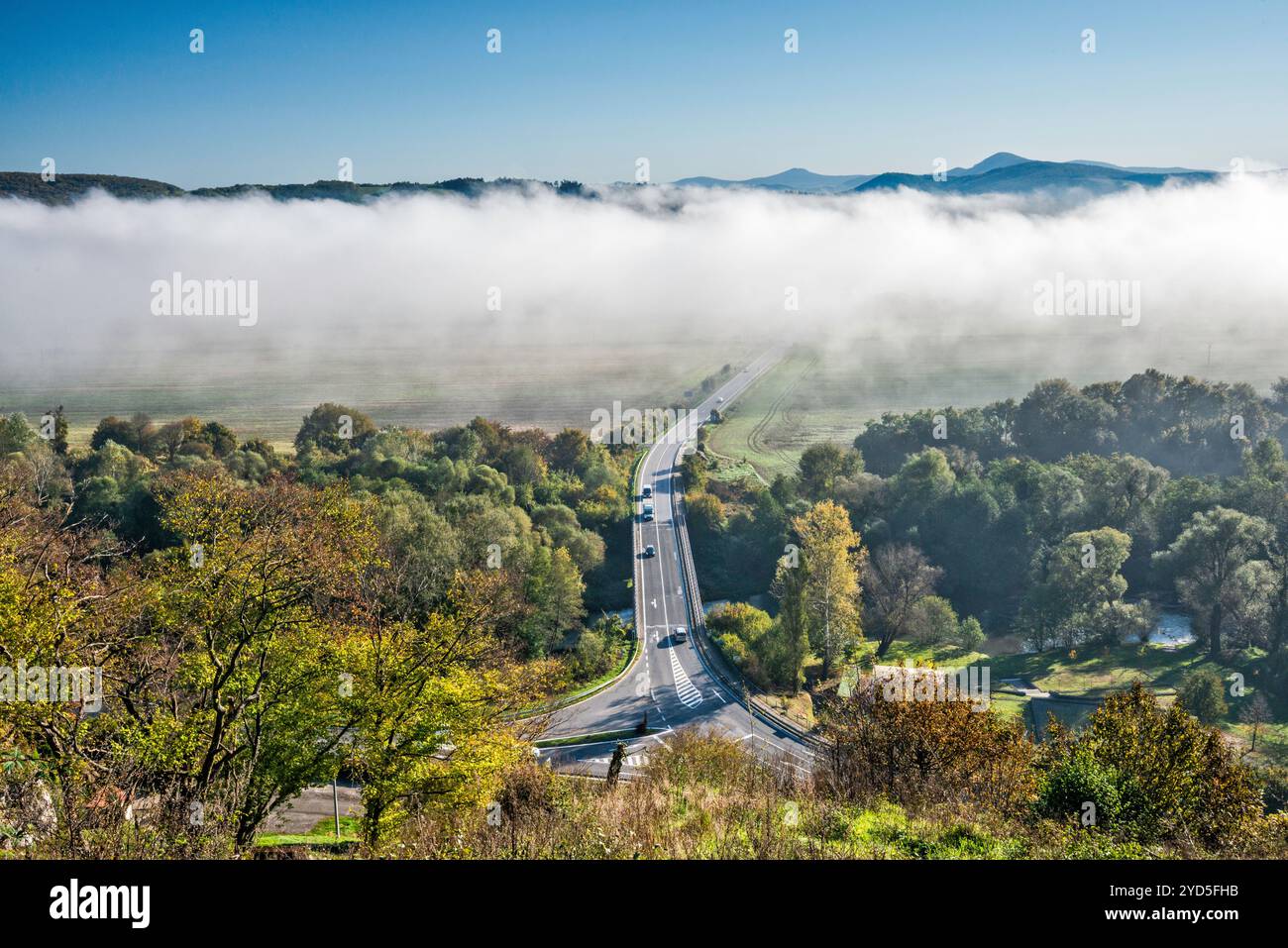 Vista della valle del fiume Ondava, nebbia mattutina, dalle rovine del castello di Čičva (Čičava), vicino a Vranov nad Topľou, regione di Prešov, Slovacchia Foto Stock