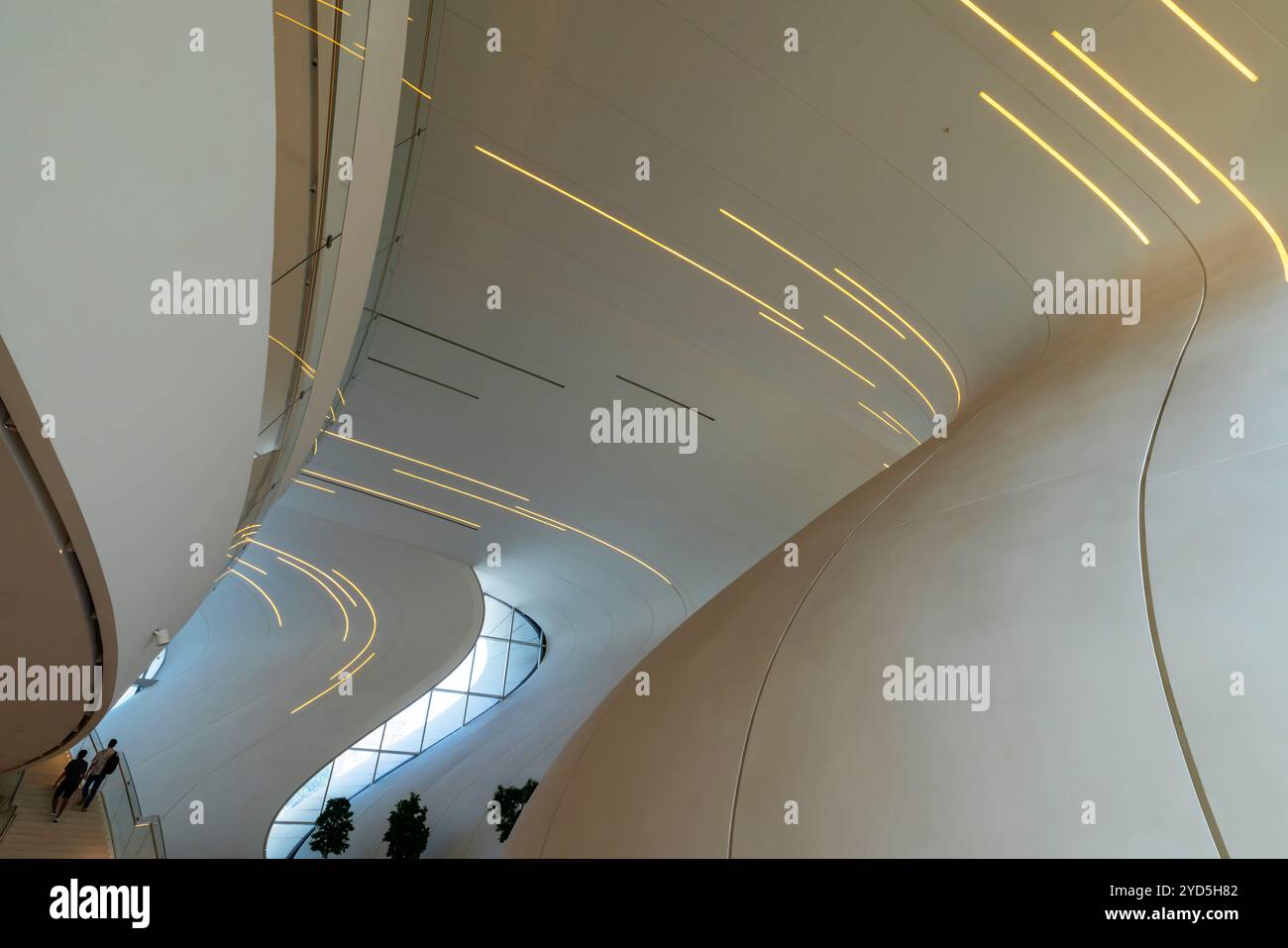 Interno del complesso di edifici Heydar Aliyev Center a Baku, Azerbaigian. È stato progettato dall'architetto Zaha Hadid ed è ben noto per il suo carattere distintivo Foto Stock