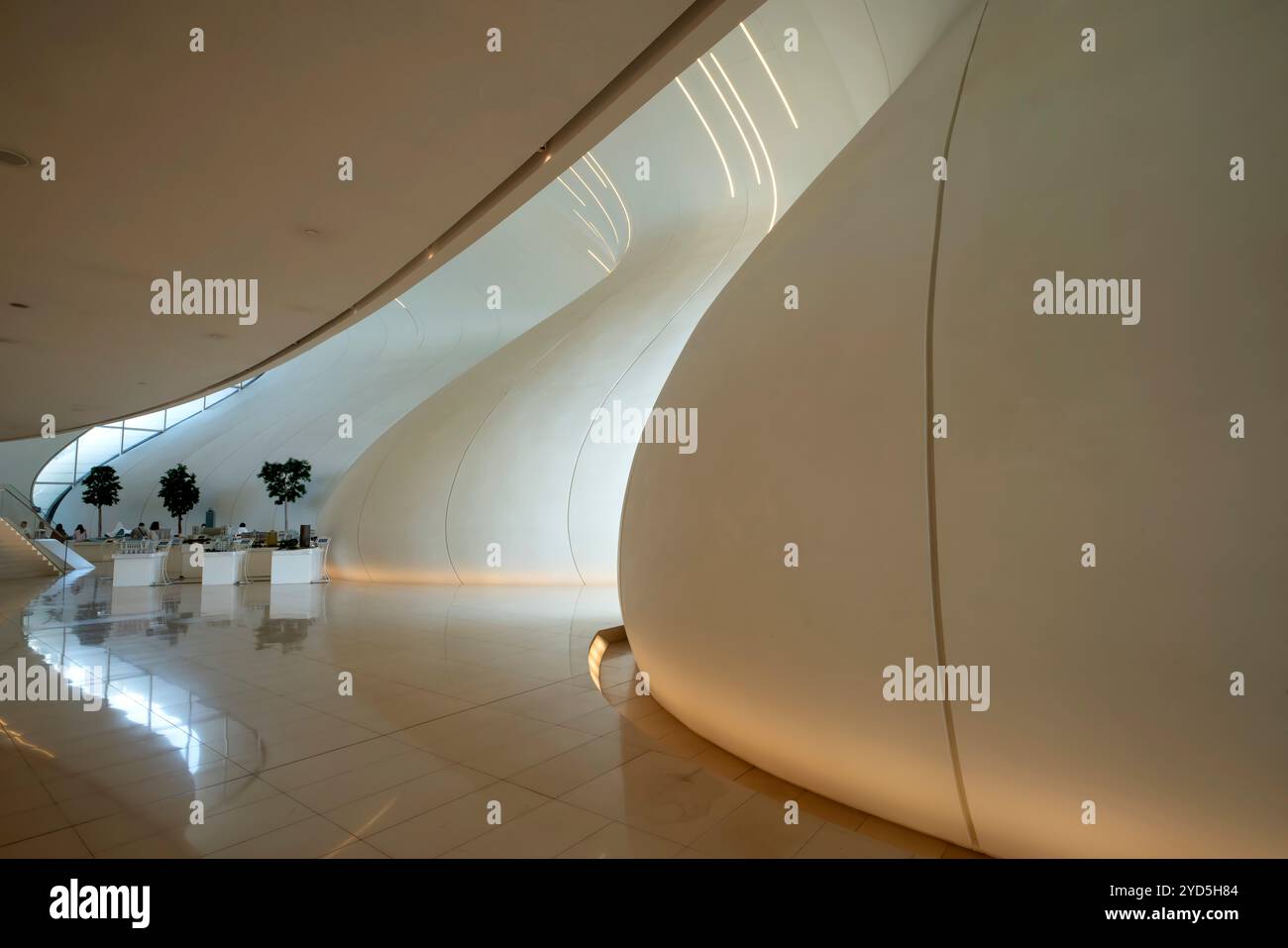 Interno del complesso di edifici Heydar Aliyev Center a Baku, Azerbaigian. È stato progettato dall'architetto Zaha Hadid ed è ben noto per il suo carattere distintivo Foto Stock