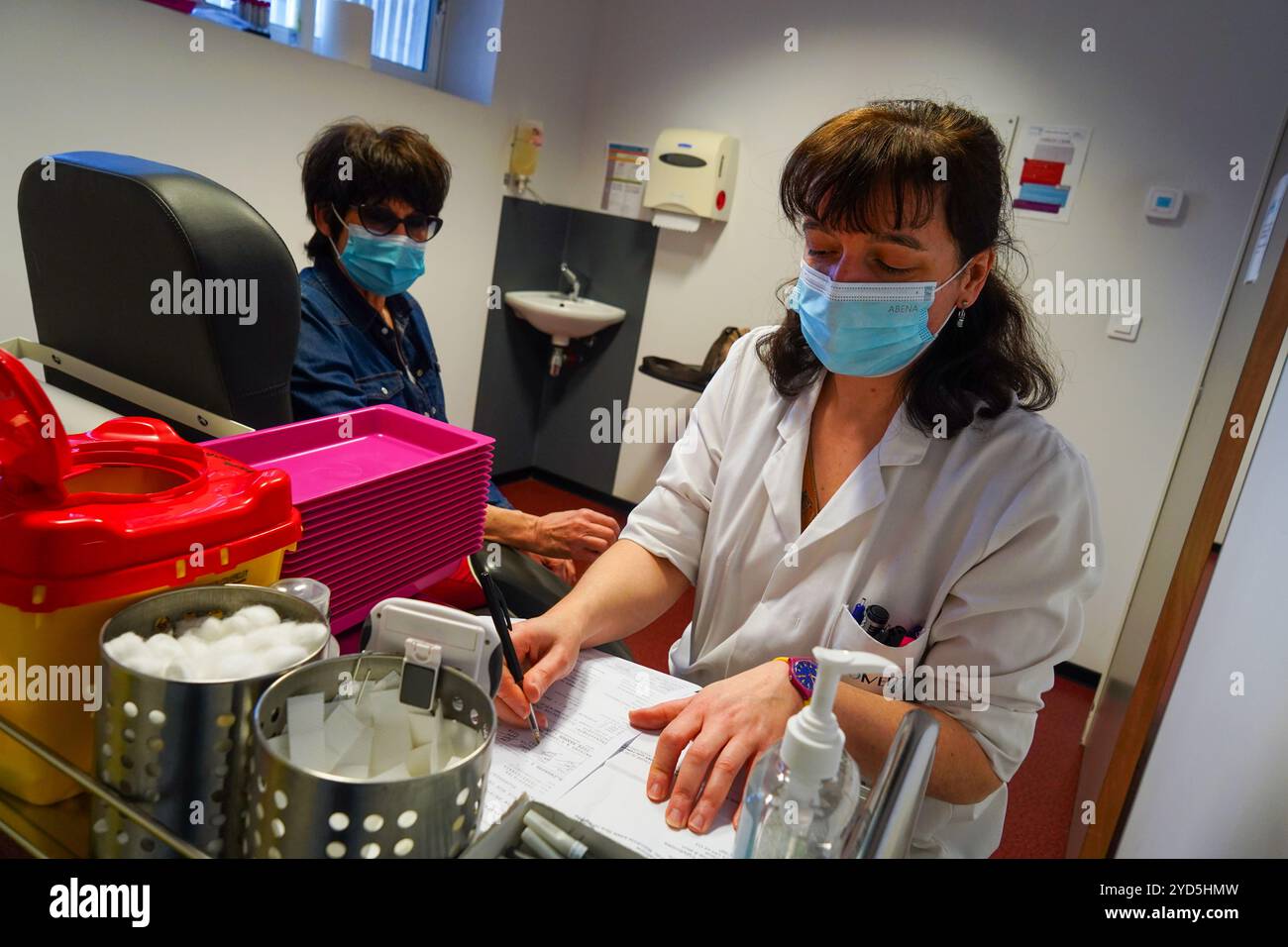 Analisi del sangue in laboratorio con il sistema LabPad, un analizzatore portatile progettato per eseguire test rapidi da un volume ridotto di campioni di sangue. Foto Stock