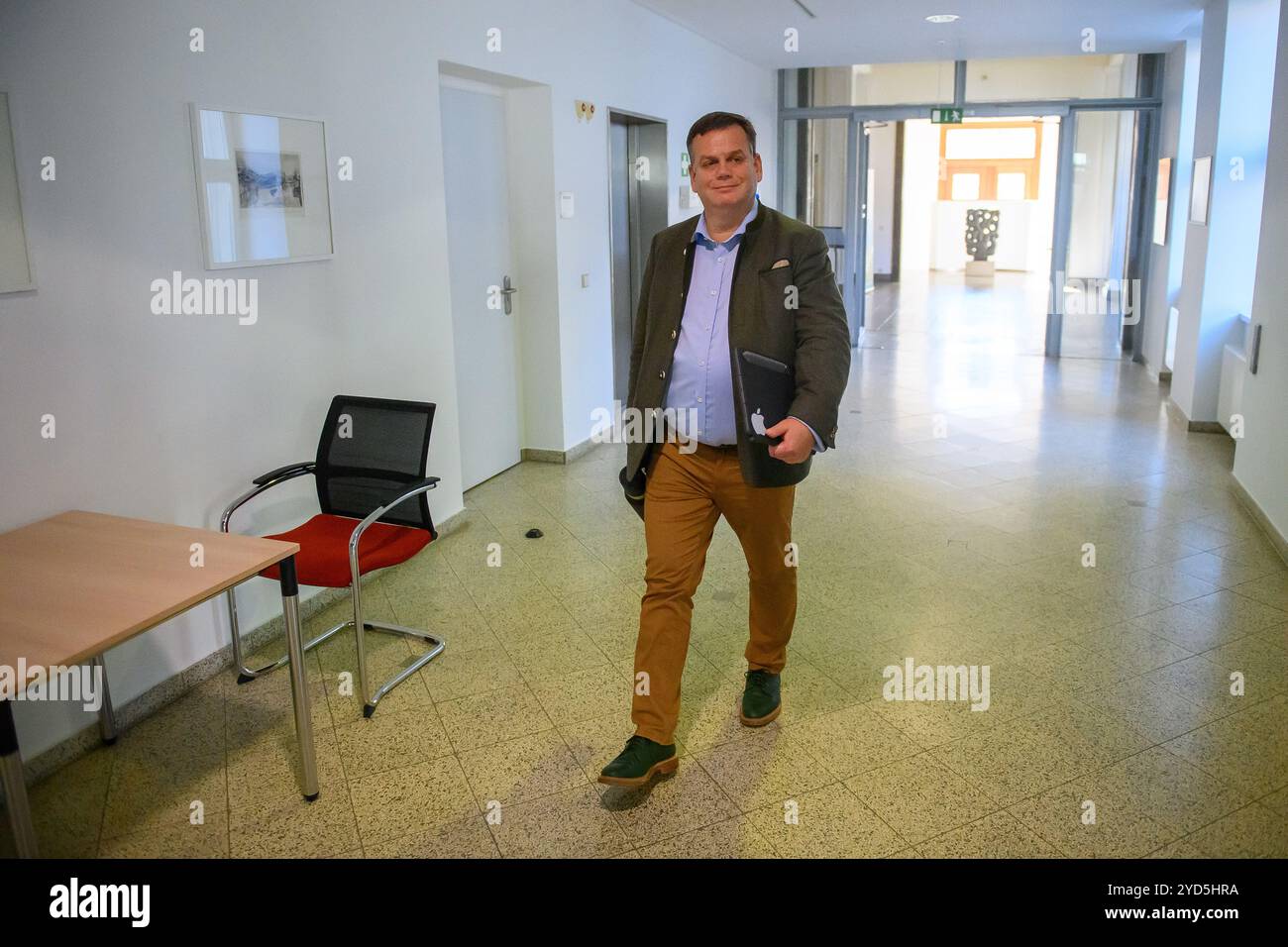Magdeburgo, Germania. 25 ottobre 2024. Alexander Räuscher (CDU) entra in una sala del parlamento statale. In quell'occasione si svolgeva una riunione del gruppo parlamentare CDU. Räuscher aveva postato una foto sulla rete 'X' che conteneva anche proiettili. Il post di Räuscher fu una reazione a un post di un membro del Partito Verde che usò un meme per dire che i tweet di Räuscher gli davano mal di testa. Crediti: Klaus-Dietmar Gabbert/dpa/Alamy Live News Foto Stock