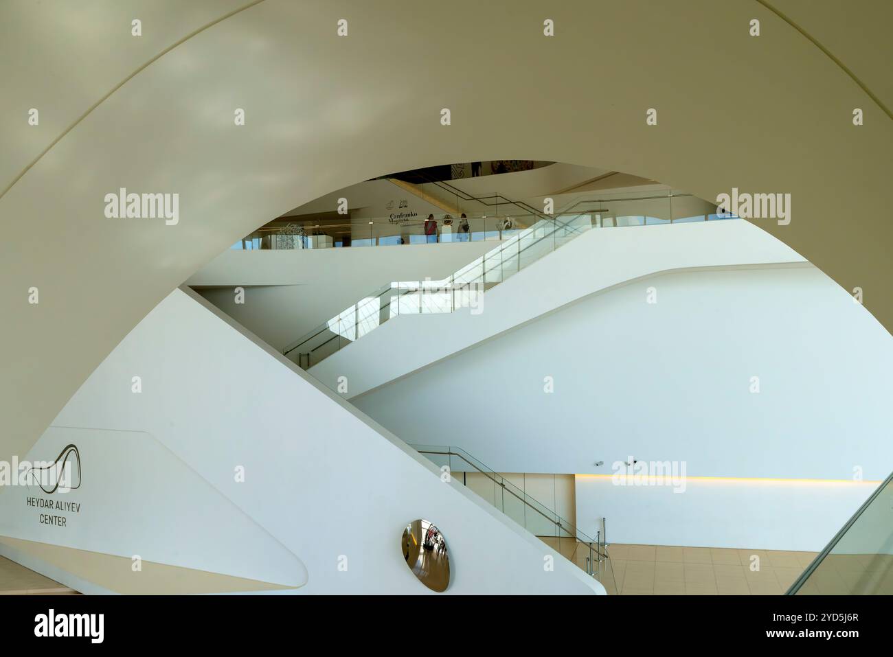 Interno del complesso di edifici Heydar Aliyev Center a Baku, Azerbaigian. È stato progettato dall'architetto Zaha Hadid ed è ben noto per il suo carattere distintivo Foto Stock