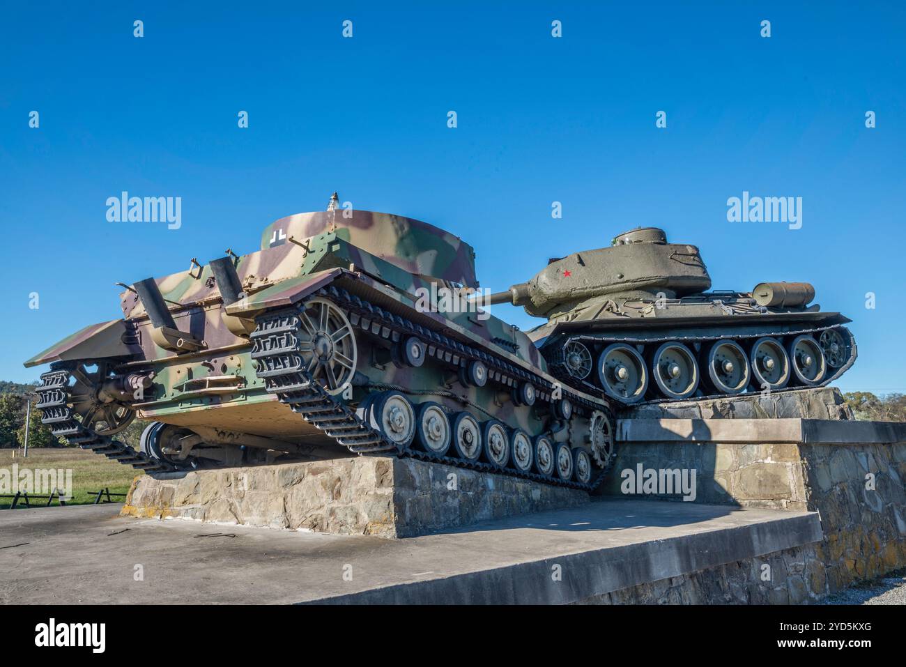 I carri tedeschi PZ-IV e T-34 sovietici sul passo di Dukla si esibiscono vicino a Svidnik, regione di Prešov, Slovacchia Foto Stock