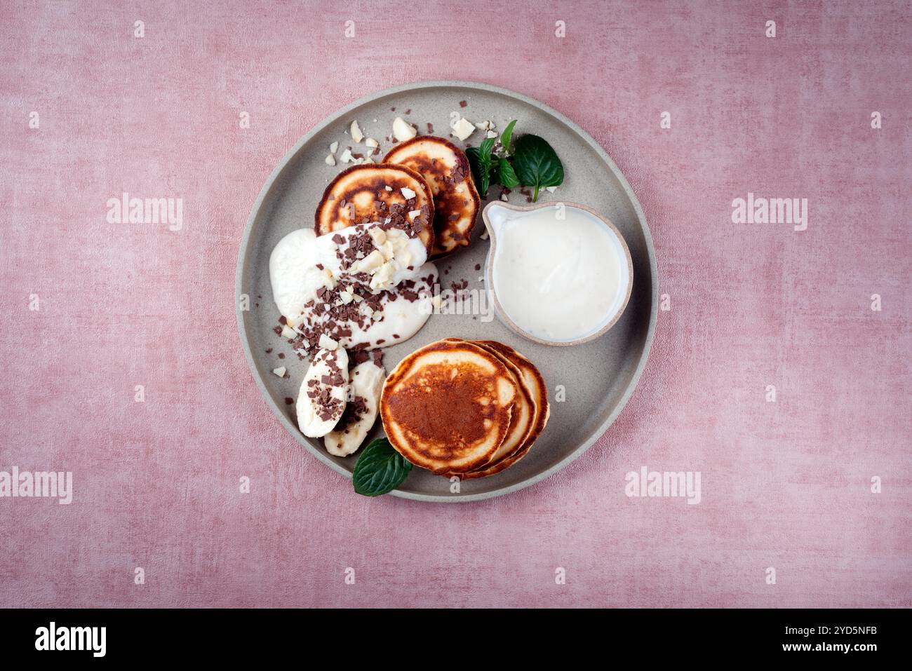 Pancake tradizionali americani con crema al miele di banana Foto Stock