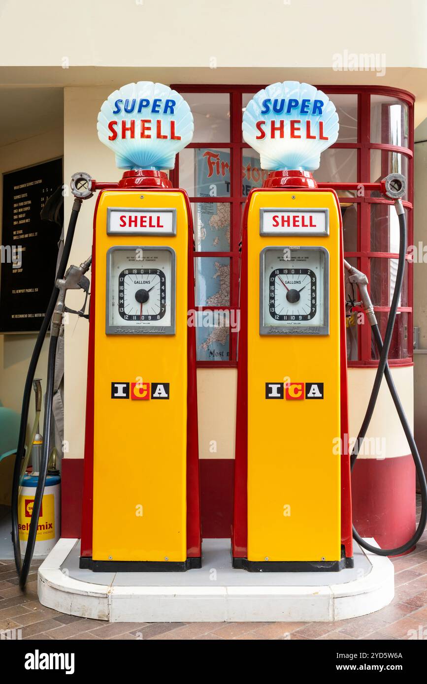 Pompe di benzina vintage Shell nella sala principale del Beaulieu National Motor Museum a Beaulieu Village New Forest Hampshire Inghilterra Regno Unito Europa Foto Stock