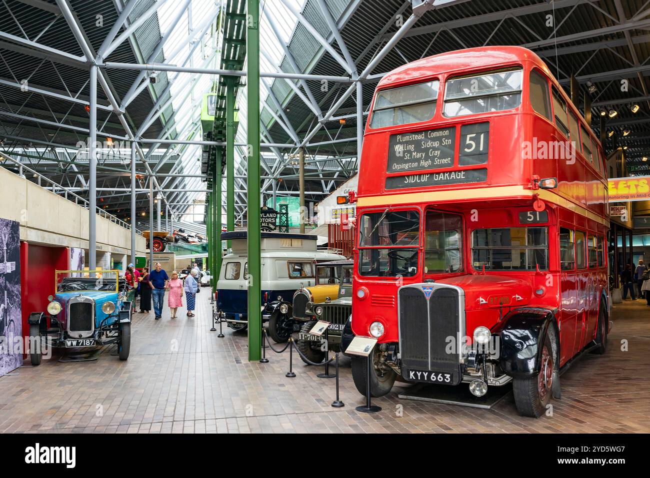 Red London Bus a 1950 AEC Regent MkIII RT autobus a due piani nella hall principale Beaulieu National Motor Museum a Beaulieu Hampshire Inghilterra Regno Unito Europa Foto Stock