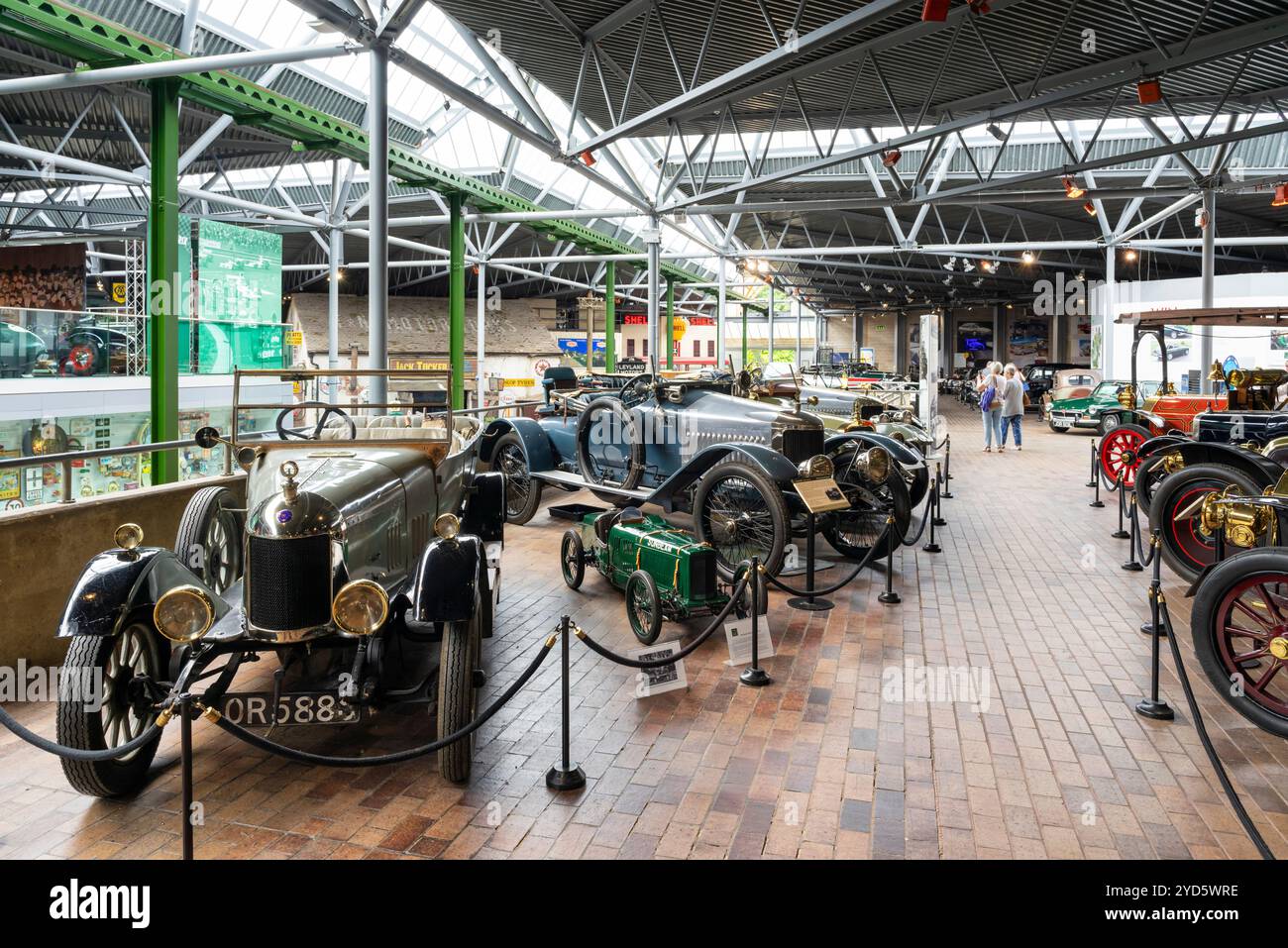 Vauxhall Prince Henry, 1924 sunbeam mezza scala e un Morris Cowley Bullnose nella sala principale Beaulieu National Motor Museum Hampshire Inghilterra Regno Unito Foto Stock