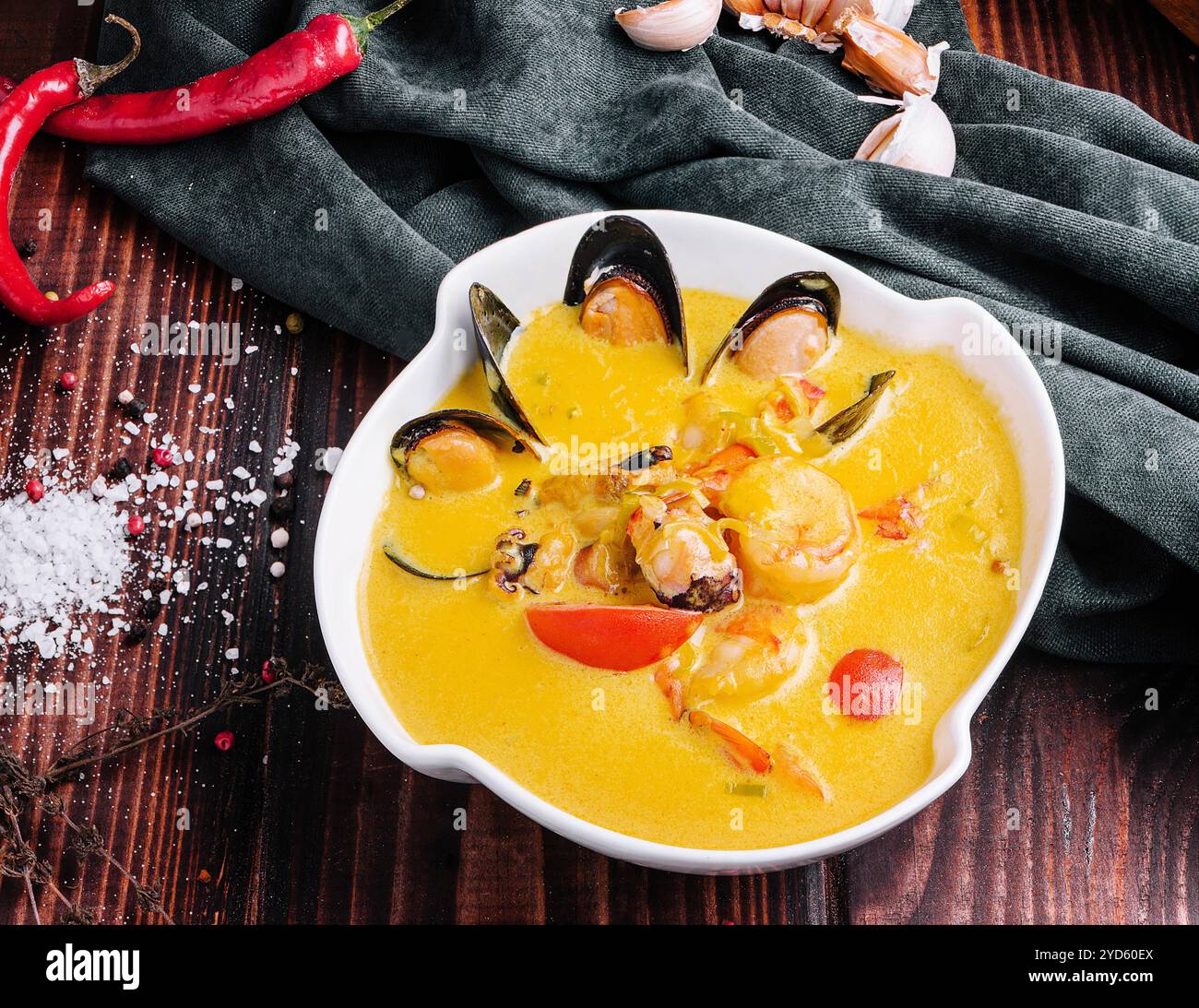 Tre diverse zuppe di crema vegetale su legno Foto Stock