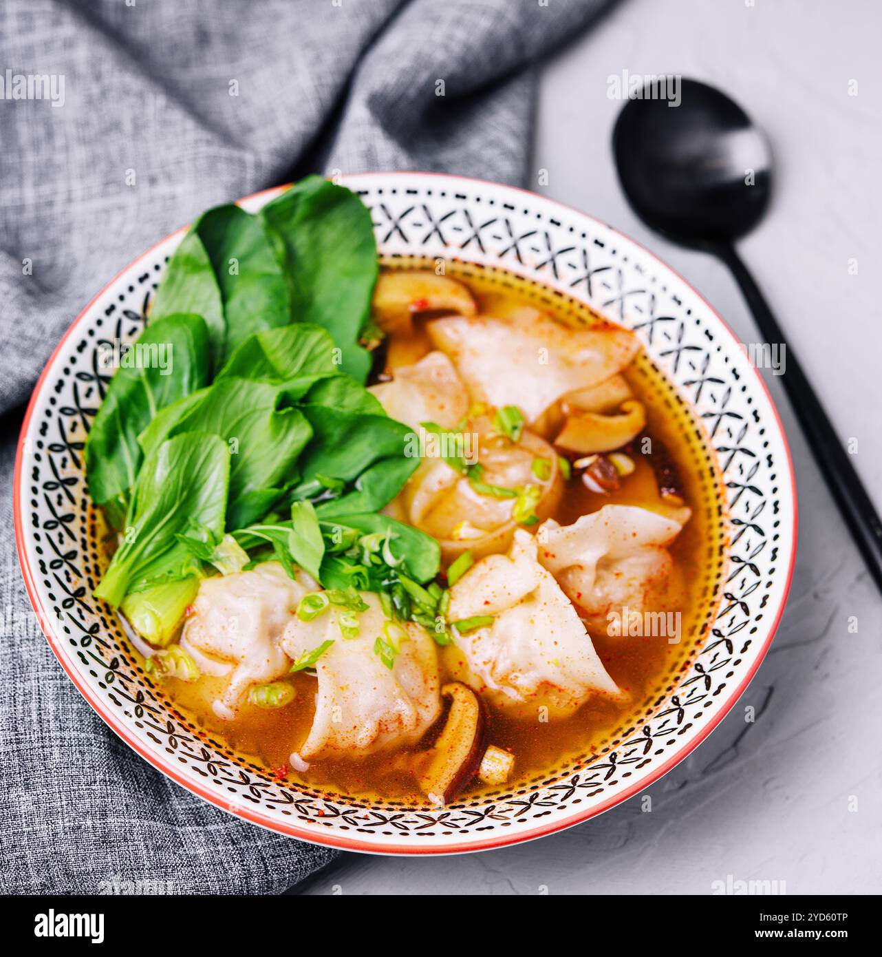 Zuppa gyoza, gnocchi con bok-choy in zuppa limpida Foto Stock