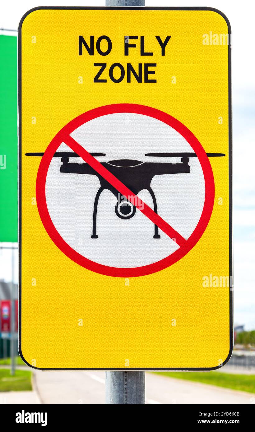 Cartello stradale con la scritta in inglese: No fly zone, divieto di volo dei droni Foto Stock Cartello stradale con la scritta in inglese: No fly zone, divieto di volo dei droni Foto Stock