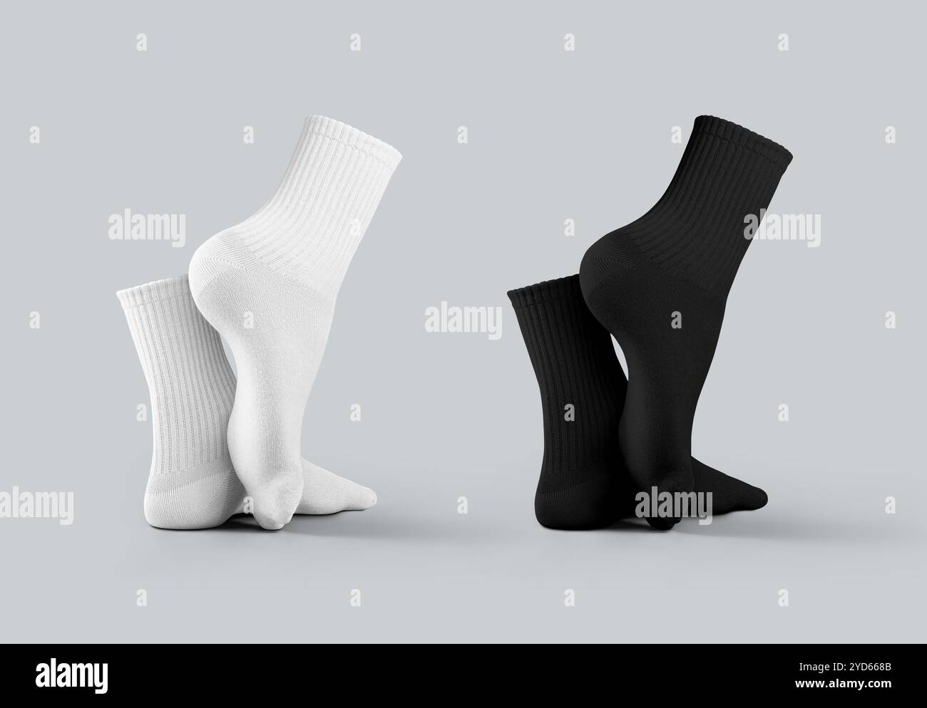 Mockup di calzini bianchi medi, neri, rendering 3D, abiti su gambe allungate, isolati sullo sfondo. Mascherina con fascia elastica per design, br Foto Stock