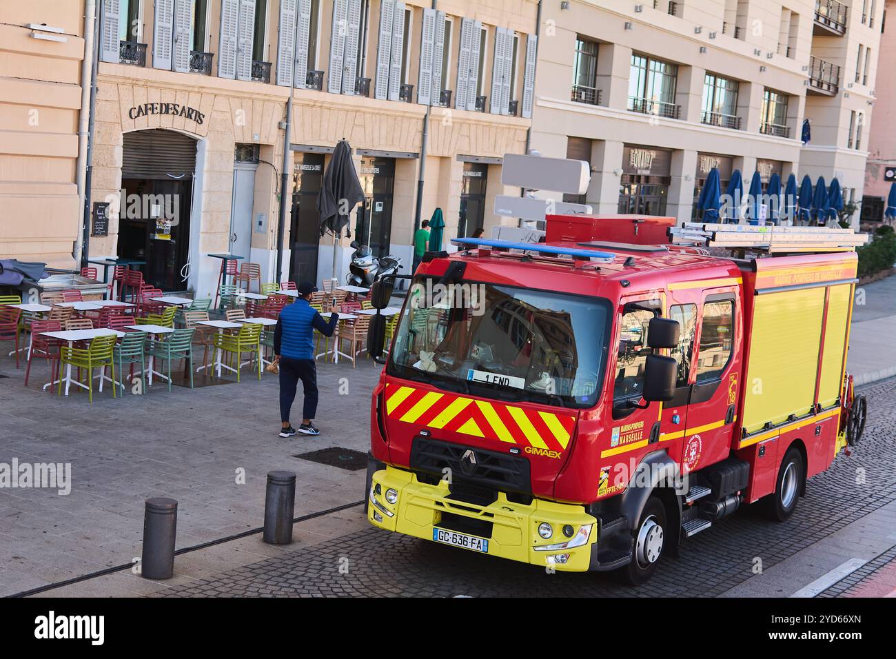 Marsiglia. Francia -24 ottobre 2024: Camion Renault dei Vigili del fuoco Marsiglia che guida per strada con un bar sullo sfondo e un pass Foto Stock