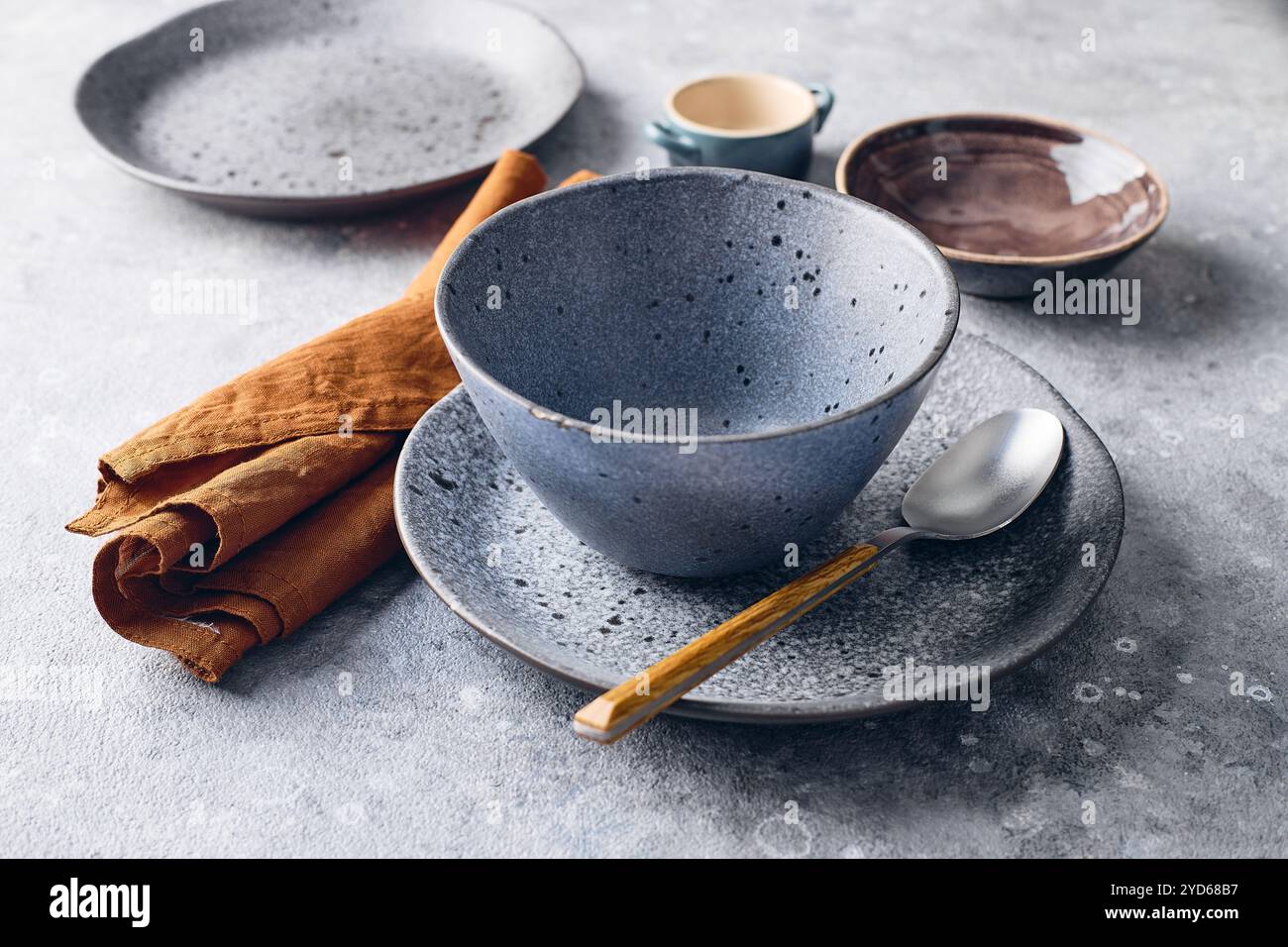 Set di stoviglie con cucchiaio e tovagliolo. La disposizione del tavolo è semplice ed elegante Foto Stock